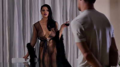 La puta Kira Queen va convidar el seu veí a prendre el te i el va follar a la taula del sopar